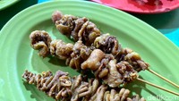 Jangan lupa tambahan lauk Sate Usus (Rp 6.000) dan Sate Kulit (Rp 6.000) jumbo, yang tidak alot dan tetap renyah meski ukurannya cukup besar.  Foto: detikFood