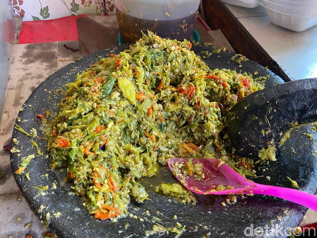 Warung Kita 38 : Huaah! Pedas Enak Ayam Goreng dan Teri Sambal Pecok