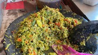 Setiap harinya mereka bisa menghabiskan 30 kg cabe untuk membuat sambal pecok. Sambal ini yang menjadi ciri khas di Warung Kita 38. Foto: detikFood