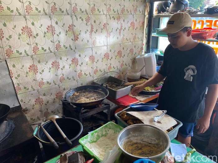 Warung Kita 38 : Huaah! Pedas Enak Ayam Goreng dan Teri Sambal Pecok