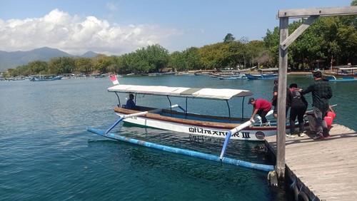 Wisata naik jukung di Teluk Gilimanuk, Jembrana.