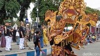 Penampilan peserta Wonderful Archipelago Carnival Indonesia (WACI) dengan tema wayang/Foto: Yakub Mulyono/detikJatim