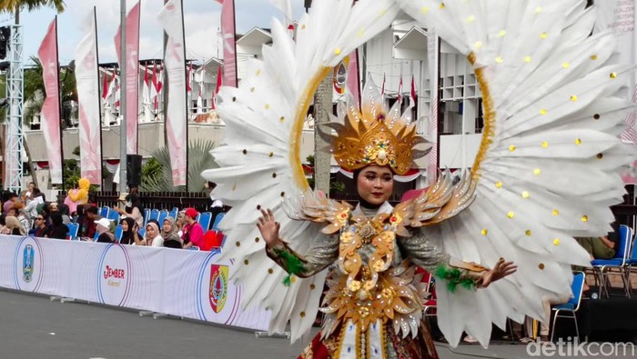 Wonderful Archipelago Carnival Indonesia (WACI) memeriahkan Jember Fashion Carnaval (JFC) 2023 hari pertama. WACI digelar mulai pukul 14.00 WIB.