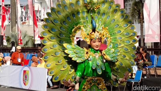Wonderful Archipelago Carnival Indonesia (WACI) memeriahkan Jember Fashion Carnaval (JFC) 2023 hari pertama. WACI digelar mulai pukul 14.00 WIB.