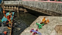 Limbah korek api ini didapat dari hasil penanganan sampah di sungai.  