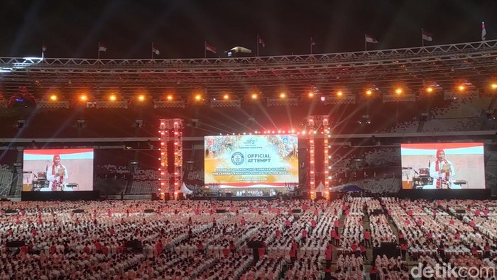 15.240 orang memainkan angklung di GBK.
