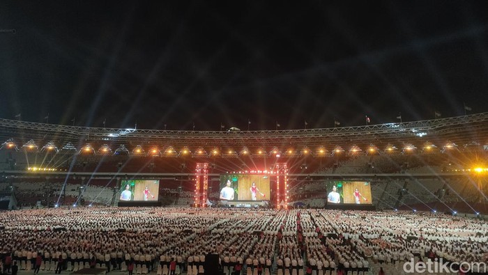 15.240 orang memainkan angklung di GBK.