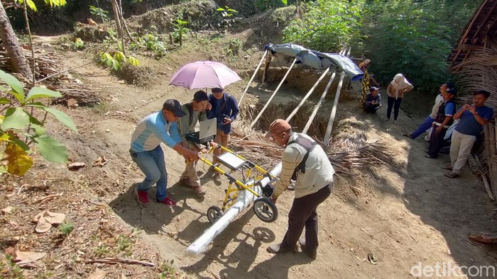 Ahli geologi UGM meneliti lubang misterius di Kalibawang Kulon Progo, Sabtu (5/8/2023)