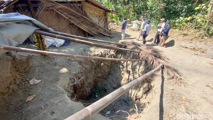 Ahli geologi UGM meneliti lubang misterius di Kalibawang Kulon Progo, Sabtu (5/8/2023)