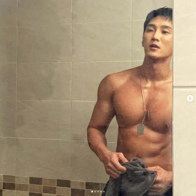 Selain rutin ngegym, Ahn Bo Hyun punya badan sixpack karena biasa melakukan pekerjaan berat. Di awal kariernya, dia bekerja paruh waktu sebagai kuli bangunan untuk mencukupi kebutuhan hidup.Foto: dok. Instagram @bohyunahn