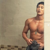 Selain rutin ngegym, Ahn Bo Hyun punya badan sixpack karena biasa melakukan pekerjaan berat. Di awal kariernya, dia bekerja paruh waktu sebagai kuli bangunan untuk mencukupi kebutuhan hidup.Foto: dok. Instagram @bohyunahn