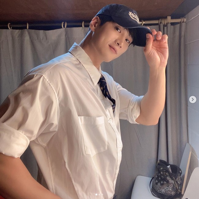 Menurut laporan Dispatch, Ahn Bo Hyun sering mendatangi apartemen Jisoo BLACKPINK sejak bulan Mei. Bintang Yumi’s Cells itu akan membawakan makanan dan mengantar Jisoo pulang dari kegiatannya.Foto: dok. Instagram @bohyunahn