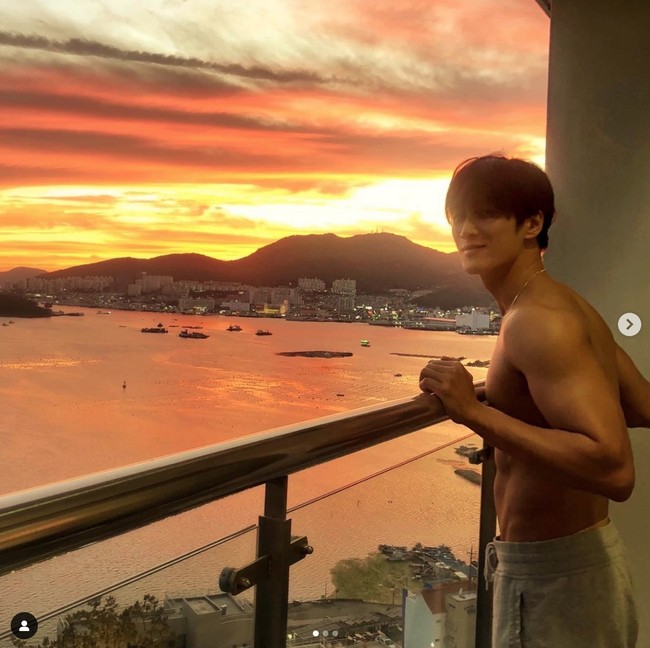 Kini unggahan Instagram Ahn Bo Hyun ramai dikomentari penggemar Jisoo BLACKPINK yang menyorot badan sixpack sang aktor. Keduanya dinilai beruntung untuk mendapatkan masing-masing.Foto: dok. Instagram @bohyunahn