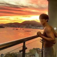 Kini unggahan Instagram Ahn Bo Hyun ramai dikomentari penggemar Jisoo BLACKPINK yang menyorot badan sixpack sang aktor. Keduanya dinilai beruntung untuk mendapatkan masing-masing.Foto: dok. Instagram @bohyunahn