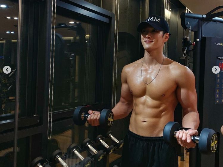 7 Foto Ahn Bo Hyun, Pacar Jisoo BLACKPINK, Disorot Sixpack Pernah Jadi Kuli