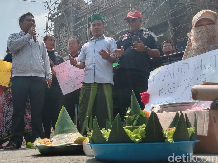 Aksi terkait Panji Gumilang di Indramayu, Sabtu (5/8/2023).