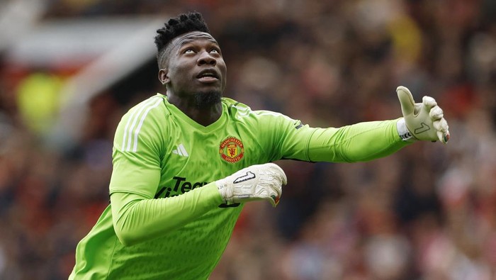 Soccer Football - Pre Season Friendly - Manchester United v RC Lens - Old Trafford, Manchester, Britain - August 5, 2023  Manchester Uniteds Andre Onana reacts as RC Lens Florian Sotoca scores their first goal Action Images via Reuters/Jason Cairnduff
