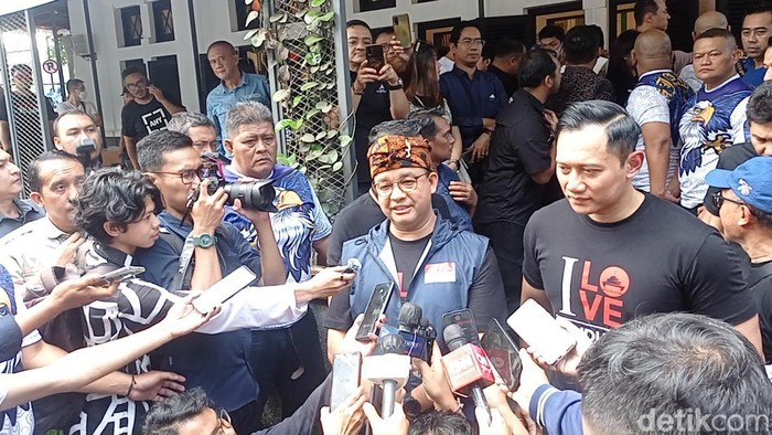 Anies Baswedan ditemani Ketua Umum Partai Demokrat Agus Harimurti Yudhoyono (AHY) berdiskusi dengan para anak muda di Kota Bandung, Sabtu (5/8/2023).