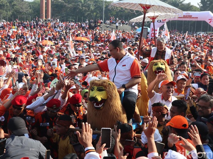 Anies Baswedan naik sisingaan sambil menyapa relawan.