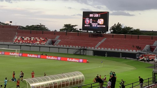 Arema FC kalah dengan skor telak 0-4 saat menjamu Barito Putera dalam lanjutan BRI Liga 1 2023/2024 di Stadion Kapten I Wayan Dipta, Gianyar, Bali, Sabtu (5/8/2023) sore. (Siti Muamalah/detikBali)