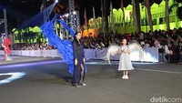 Terakhir dan tak kalah mempesona, ada Arumi Bachsin yang mengenakan gaun biru dongker dengan sayap biru. Ia ditemani putri cantiknya Lakeisha Ariestia Dardak. Penampilan keduanya bak malaikat yang tengah berlenggak-lenggok. (Foto: Yakub Mulyono/detikJatim)