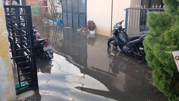 Banjir menggenangi asrama polisi di Jalan Asrama II dan III di Medan. (Istimewa)