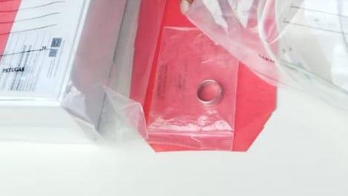 Barang bukti cincin milik AAB (23), kakak tingkat pembunuh mahasiswa UI berinisial MNZ (19), yang tertinggal di kerongkongan korban.