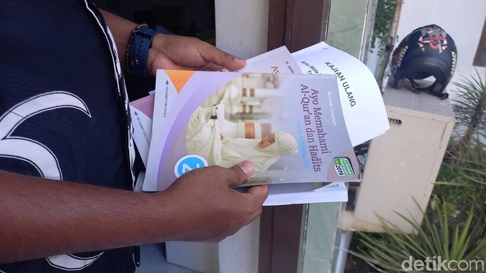Buku MTs di Sampang yang materi pelajarannya dianggap menyimpang.