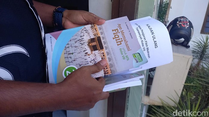 Buku MTs di Sampang yang materi pelajarannya dianggap menyimpang.