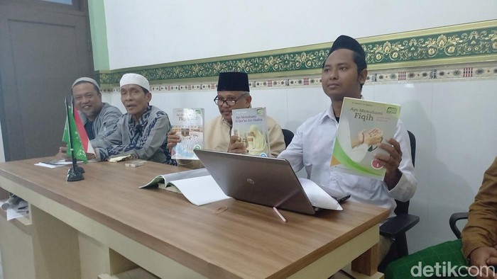 Buku MTs di Sampang yang materi pelajarannya dianggap menyimpang.