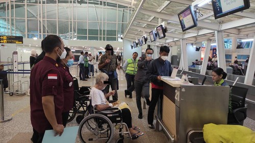 Bule Prancis berinisial JBL dideportasi melalui Bandara Internasional I Gusti Ngurah Rai, Bali, Jumat (4/8/2023) malam. (Istimewa)