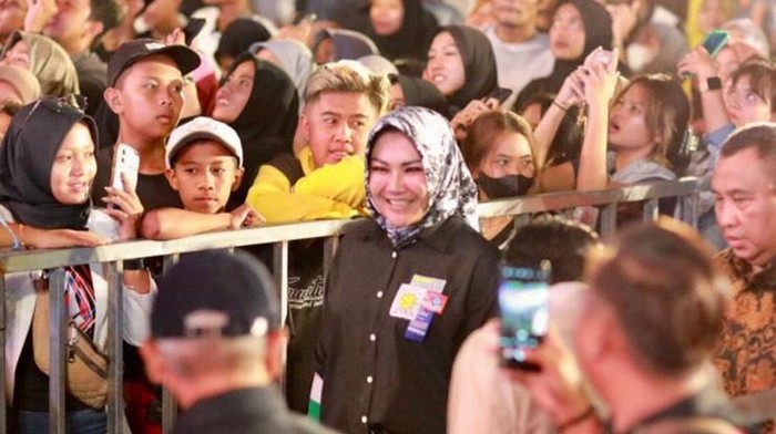 Bupati Klaten Sri Mulyani hadiri acara musik terapung dan festival perahu rakit rawa Jombor.