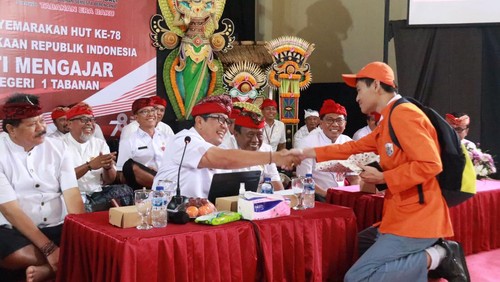 Bupati Sanjaya mengajar di SMAN 1 Tabanan, Sabtu (5/8/2023). Kegiatan Bupati Mengajar ini menjadi salah satu rangkaian perayaan HUT RI Ke-78 di Tabanan.