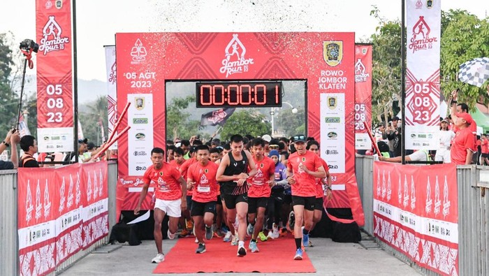 Dalam rangka memeriahkan Hari Jadi Klaten ke-219, Pemerintah Kabupaten Klaten melalui Dinas Kebudayaan Pemuda Olahraga dan Pariwisata (Disbudporapar) menggelar acara Jombor Run 2023 di Kawasan Wisata Rowo Jombor, Bayat, Sabtu (5/8/2023). Dalam rangka memeriahkan Hari Jadi Klaten ke-219, Pemerintah Kabupaten Klaten melalui Dinas Kebudayaan Pemuda Olahraga dan Pariwisata (Disbudporapar) menggelar acara Jombor Run 2023 di Kawasan Wisata Rowo Jombor, Bayat, Sabtu (5/8/2023).