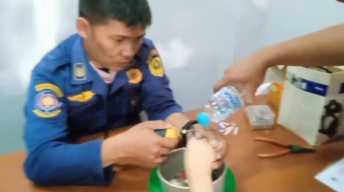 Damkar bantu lepas cincin wanita di Bogor (dok.Damkar Kabupaten Bogor)