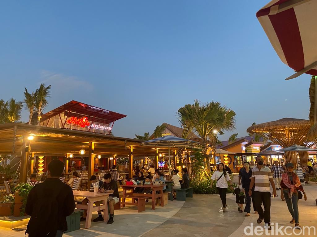Di Aloha Bisa Wisata Pantai Pasir Putih Sambil Jajan Pizza dan Giant Squid