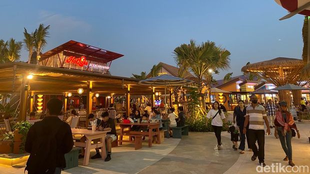 Di Aloha Bisa Wisata Pantai Pasir Putih Sambil Jajan Pizza dan Giant Squid