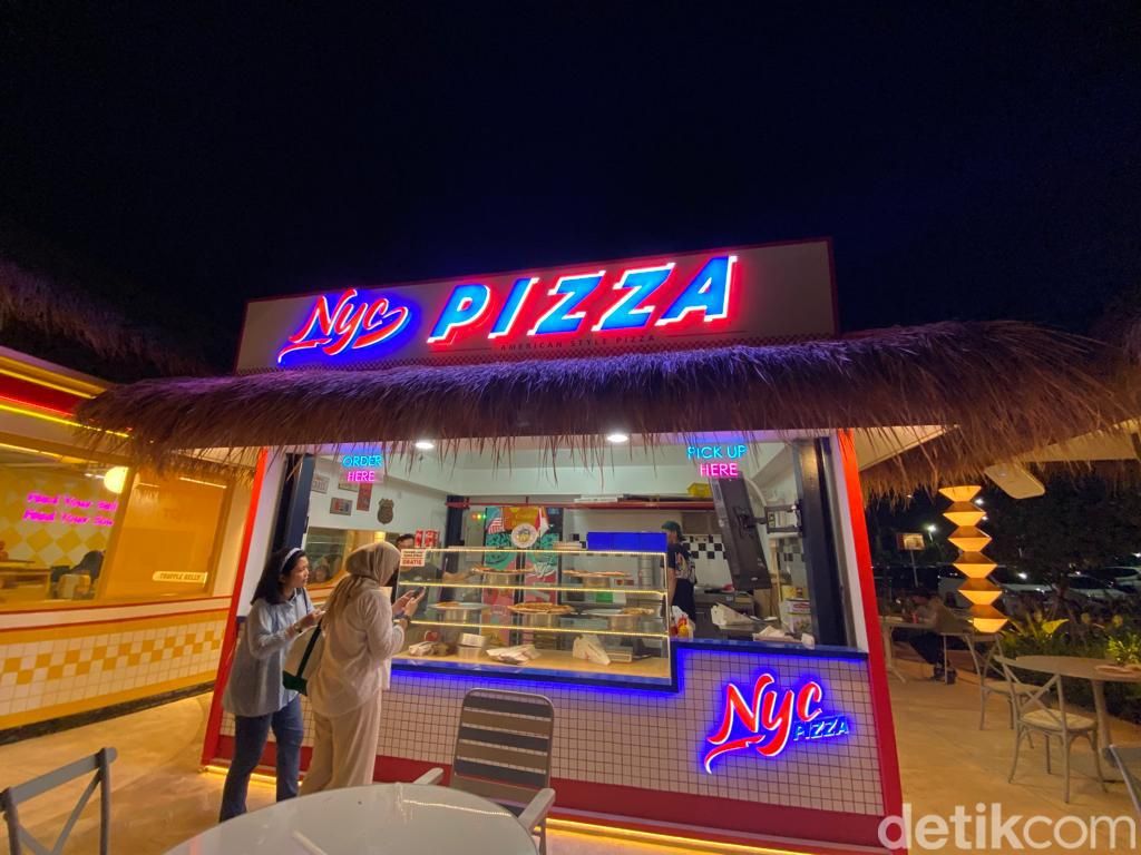 Di Aloha Bisa Wisata Pantai Pasir Putih Sambil Jajan Pizza dan Giant Squid