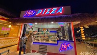 Aloha PIK 2 juga menghadirkan gerai pizza ala Amerika yang adonannya tipis dan ukurannya besar. Namanya NYC Pizza yang gerainya tampak menarik dengan lampu neon. Foto: detikfood