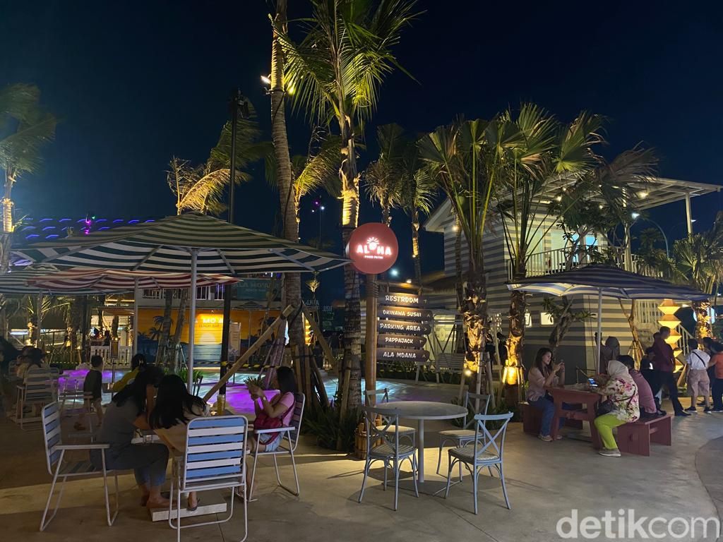 Di Aloha Bisa Wisata Pantai Pasir Putih Sambil Jajan Pizza dan Giant Squid