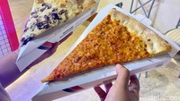 NYC Pizza ini menawarkan pizza dengan harga sekitar Rp 35.000 - Rp 45.000 per potongnya. Pizza varian cheese dan cheese truffle mushroom yang kami coba. Foto: detikfood