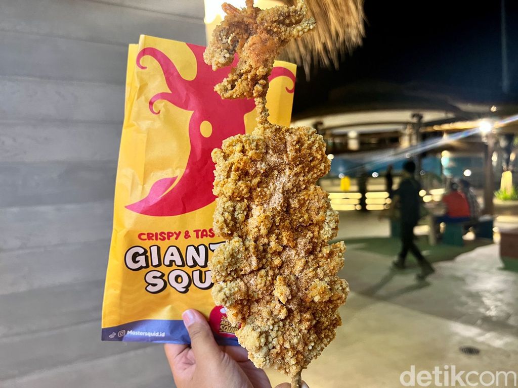 Di Aloha Bisa Wisata Pantai Pasir Putih Sambil Jajan Pizza dan Giant Squid