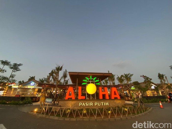 Di Aloha Bisa Wisata Pantai Pasir Putih Sambil Jajan Pizza dan Giant Squid Di Aloha Bisa Wisata Pantai Pasir Putih Sambil Jajan Pizza dan Giant Squid