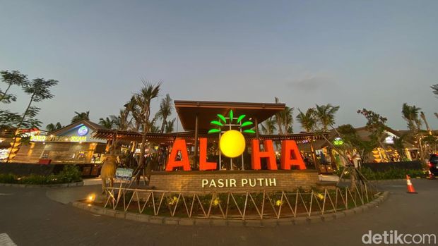Di Aloha Bisa Wisata Pantai Pasir Putih Sambil Jajan Pizza dan Giant Squid