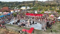Kehadiran band Jikustik yang muncul secara mendadak menambah kemeriahan Festival Musik Terapung 2023.