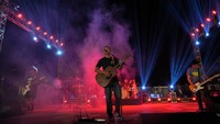 Masyarakat tampak antusias menghadiri Festival Musik Terapung 2023 yang dimeriahkan oleh sejumlah grup band yaitu, Pion Band, L Band, Baby Lon, Seven Second, hingga Ngatmombilung.