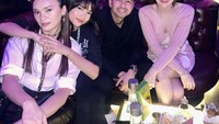 Bersama dengan sahabatnya Vio, Fuji ikut nongkrong di bar bersama dengan Raffi Ahmad dan Celine Evangelista. Foto: Instagram @fuji_an