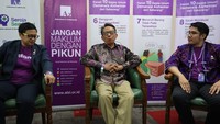 Kiri-kanan Prof D. Y. Suharya selaku pendiri Alzheimer Indonesia, Wiliam Buntoro selaku orang dengan Demensia, Michael Maitimoe selaku Ketua Alzheimer Indonesia saat keterangan pers di Universitas Katolik Indonesia (Unika) Atma Jaya, Jakarta, Sabtu (5/8/2023).
