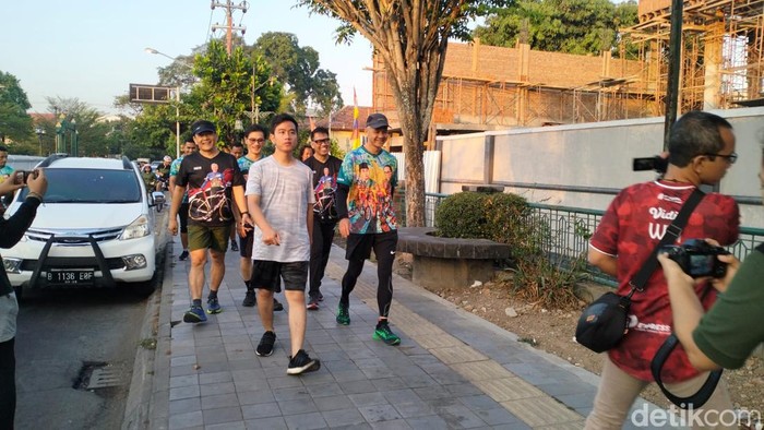 Gibran Rakabuming Raka dan Ganjar Pranowo lari pagi di Solo, Sabtu (5/8/2023).
