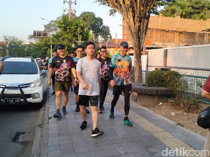 Gibran Rakabuming Raka dan Ganjar Pranowo lari pagi di Solo, Sabtu (5/8/2023).